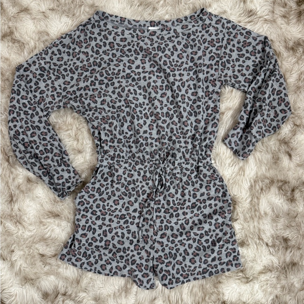 Chic Gray Leopard Print Women's Romper